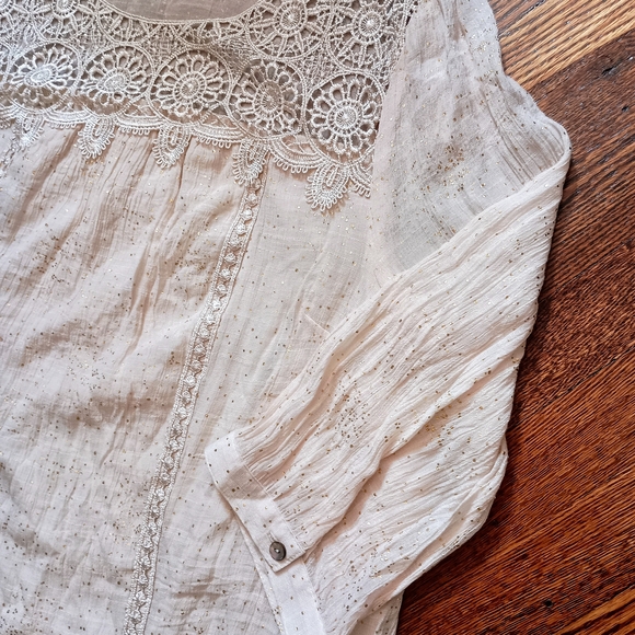 Elegant Cream Lace Blouse - Picture 4 of 9